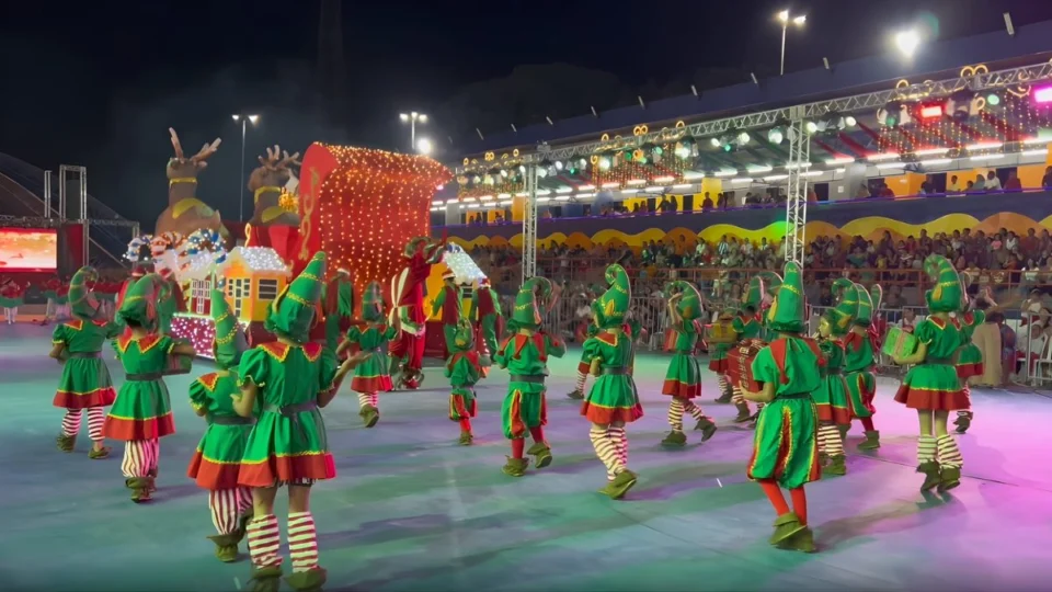 Coari encanta moradores com a primeira Parada Natalina no Centro Cultural