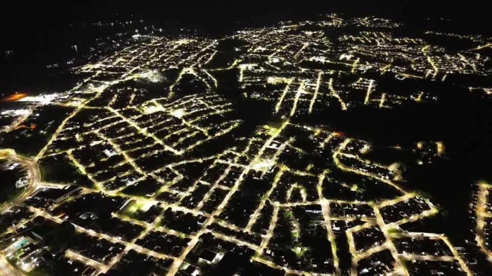 Coari fica mais iluminada com instalação de 4,5 mil lâmpadas de LED