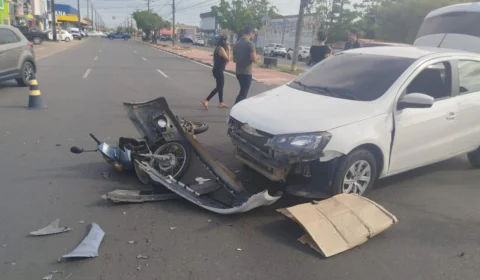 Colisão entre carro e moto deixa mulher ferida em Roraima
