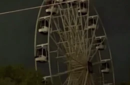 Roda-gigante na Ponta Negra é paralisada durante temporal em Manaus