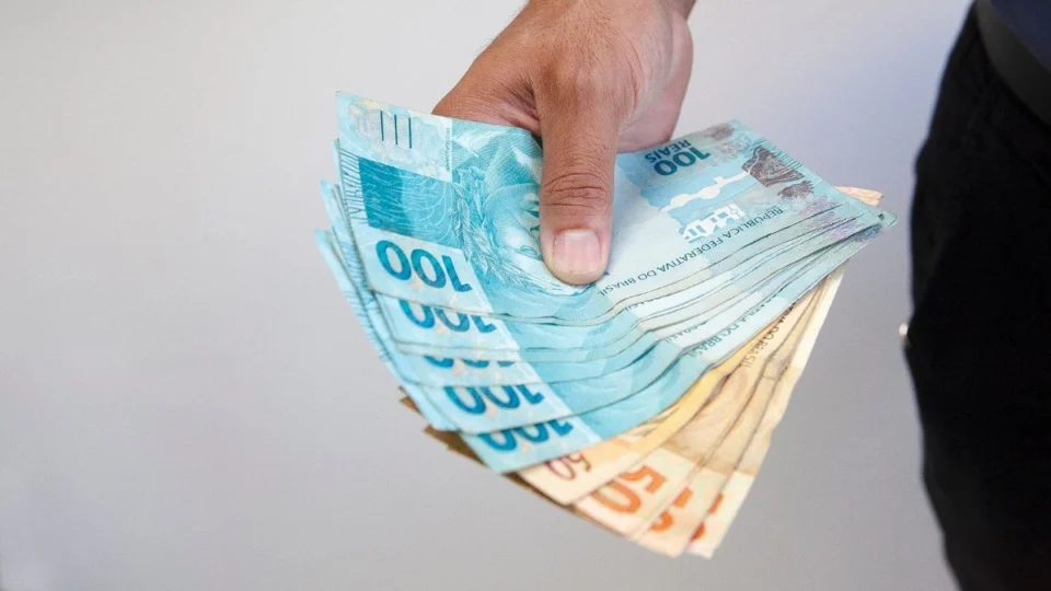 Servidores de Coari começam a receber 13º nesta quinta; salário de dezembro será antecipado