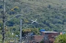 Vídeo mostra helicóptero sendo atingido por tiros no Rio de Janeiro; confira
