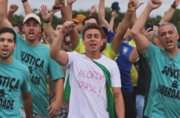 Carlos Bolsonaro se junta a Nikolas Ferreira em caminhada política rumo a Brasília