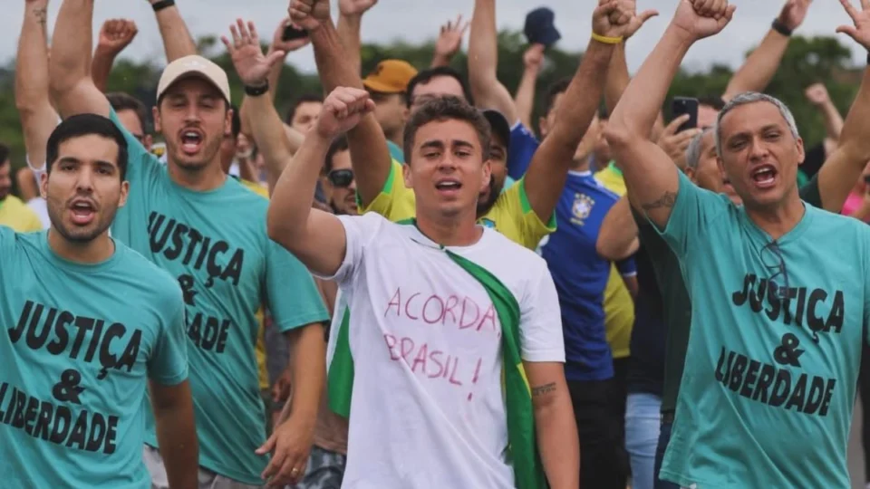 Carlos Bolsonaro se junta a Nikolas Ferreira em caminhada política rumo a Brasília