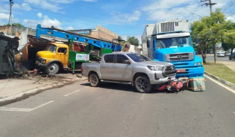 VÍDEO: acidente com caminhões em Roraima atinge oficina e causam transtornos em via movimentada
