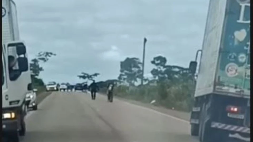 Homem armado faz motorista refém durante assalto e acaba preso em Extrema