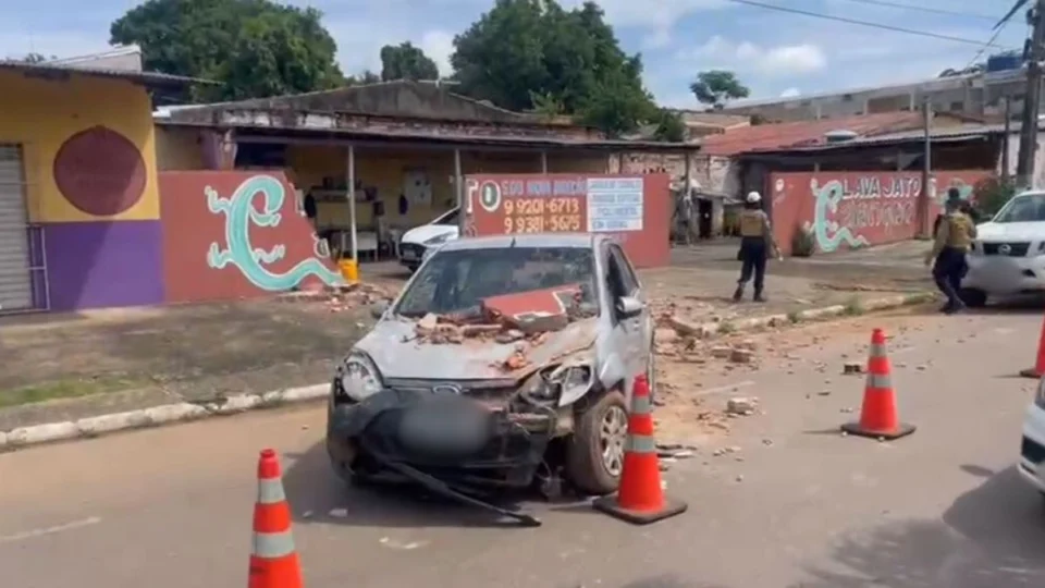 VÍDEO: Motorista perde o controle do carro e destrói muro de lava jato em Porto Velho