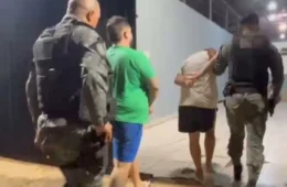 VÍDEO: PM prende dupla com pistola roubada de policial no bairro Aponiã em Porto Velho