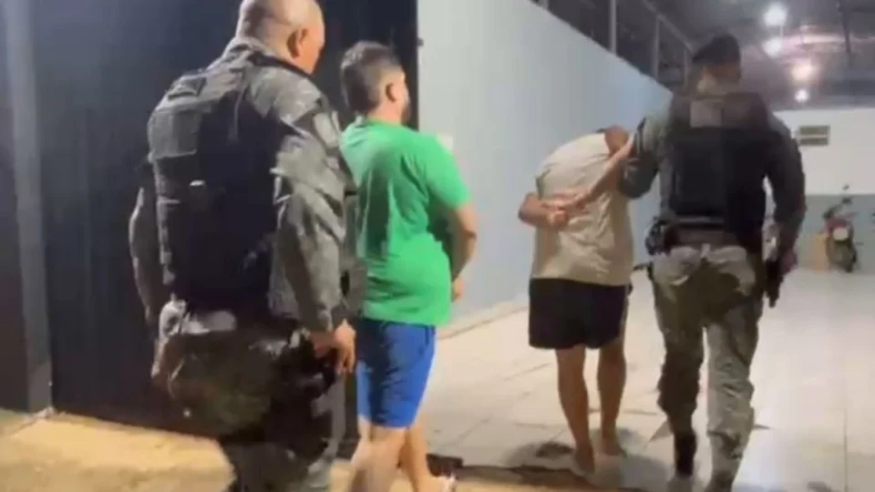 VÍDEO: PM prende dupla com pistola roubada de policial no bairro Aponiã em Porto Velho