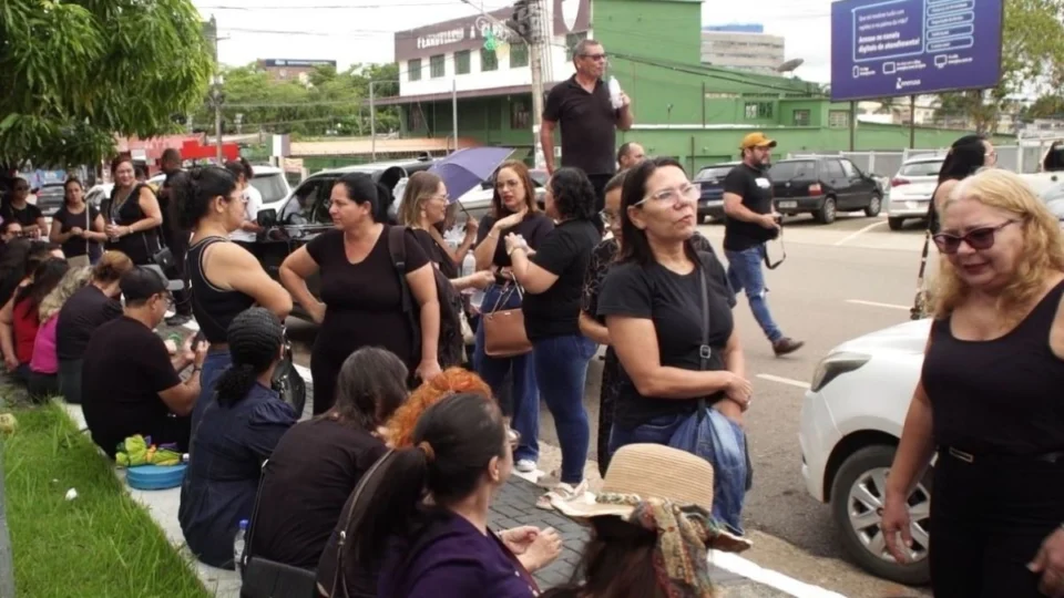 VÍDEO: Professores municipais protestam contra descontos no retroativo do piso e cobram rateio do Fundeb