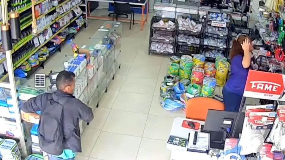 VÍDEO: Homem se passa por cliente e furta rolo de fios em loja da zona leste de Porto Velho