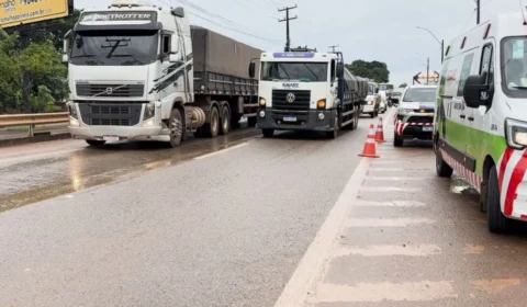 VÍDEO: Caminhão de lixo avança preferencial, provoca acidente e causa congestionamento na BR-364 no horário de pico