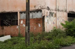 VÍDEO: Moradores do bairro Pedrinhas denunciam casa abandonada utilizada por usuários de drogas