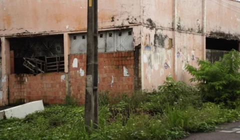 VÍDEO: Moradores do bairro Pedrinhas denunciam casa abandonada utilizada por usuários de drogas