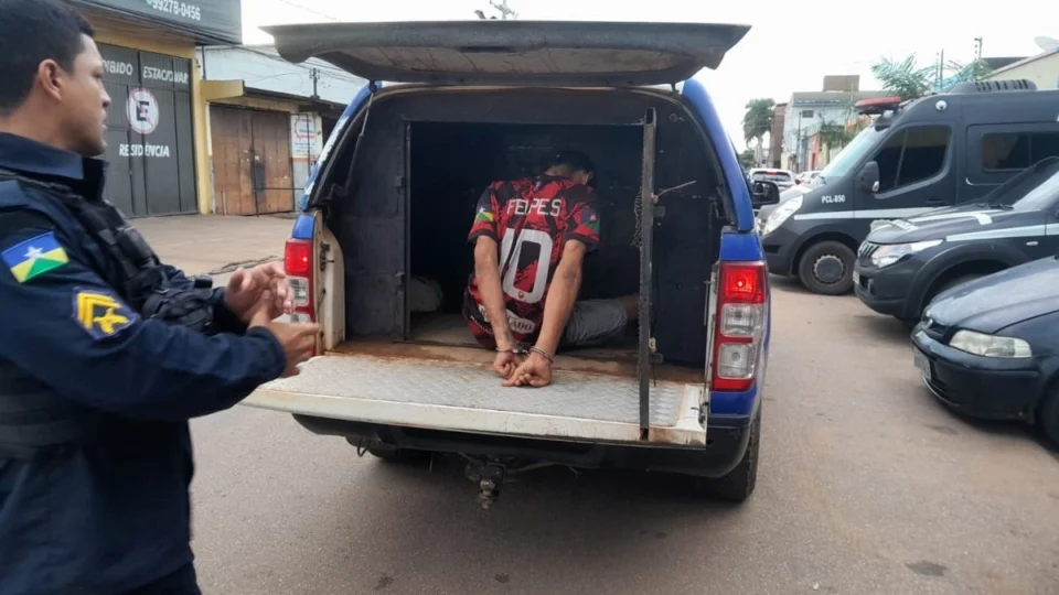 VÍDEO: Homem é detido após retornar ao local de furto em loja do bairro Tiradentes em Porto Velho