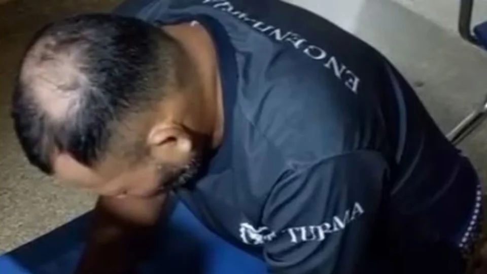 VÍDEO: Homem condenado a 16 anos é preso no bairro Socialista e faz oração antes de ser levado ao presídio