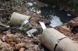 VÍDEO: Moradores denunciam manilhas soltas e córrego obstruído no bairro Areia Branca em Porto Velho
