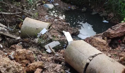 VÍDEO: Moradores denunciam manilhas soltas e córrego obstruído no bairro Areia Branca em Porto Velho