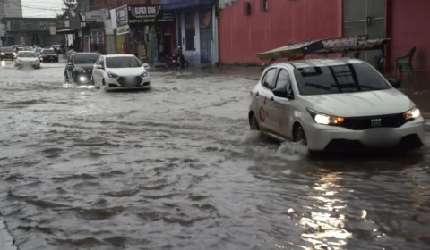 VÍDEO: Alagamento prejudica trânsito e causa transtornos na Avenida Amazonas com Jorge Teixeira em Porto Velho