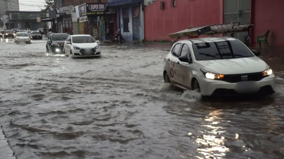 VÍDEO: Alagamento prejudica trânsito e causa transtornos na Avenida Amazonas com Jorge Teixeira em Porto Velho