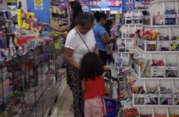 VÍDEO: Início do ano lota papelarias e exige economia e planejamento na compra do material escolar; veja dicas para economizar