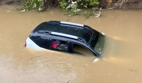 VÍDEO: Chuva forte provoca alagamento e arrasta veículo no bairro Nova Porto Velho