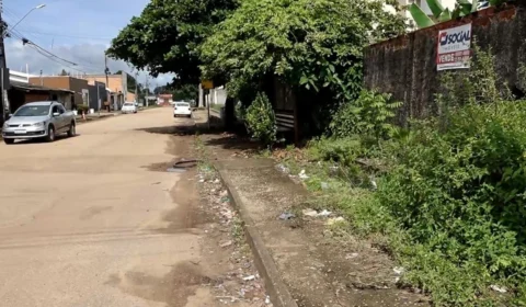 VÍDEO: Parada de ônibus tomada por mato e lixo preocupa moradores da zona sul de Porto Velho