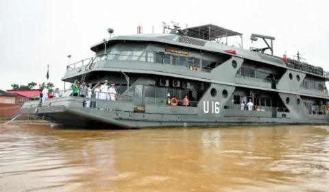 Operação da Marinha leva assistência hospitalar a comunidades isoladas do Acre pelo Rio Juruá