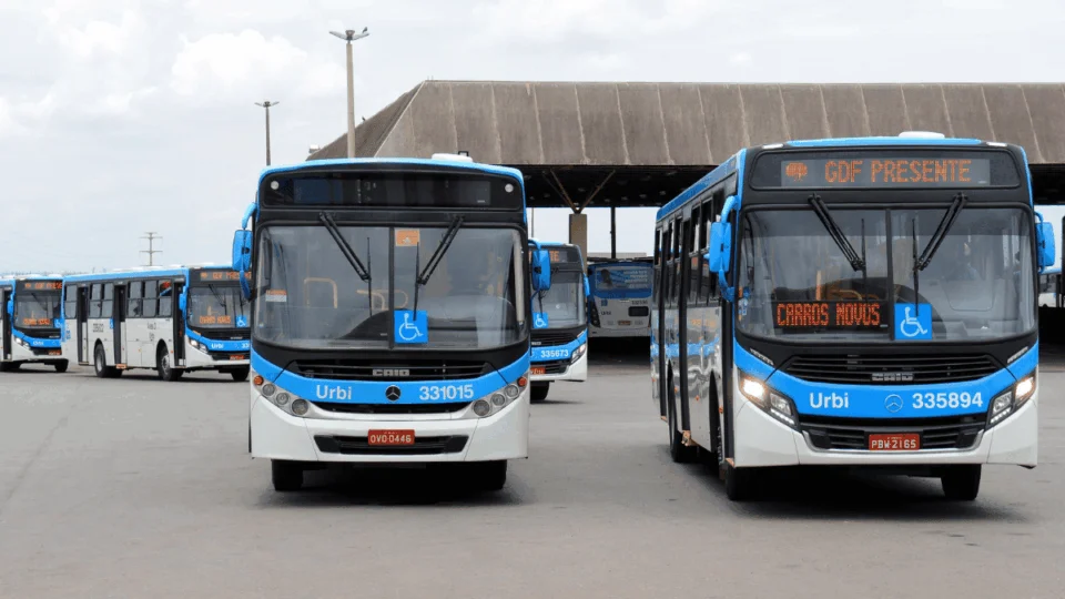 Pedradas e vandalismo contra ônibus deixam feridos no DF; veja vídeo