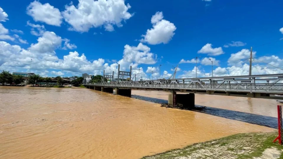 Nível do Rio Acre apresenta queda gradual na capital, apesar de chuva intensa nas últimas 24h