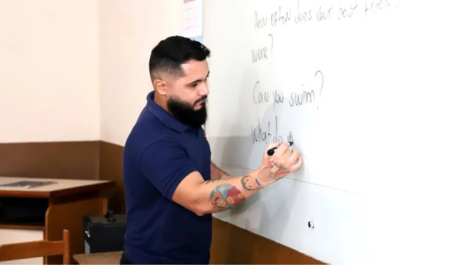 Educação abre vagas gratuitas para cursos de Inglês, Espanhol e Libras no Acre; saiba como participar