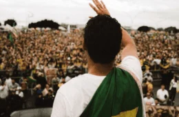 Ato de Nikolas Ferreira reúne manifestantes sob chuva e é marcado por queda de raio
