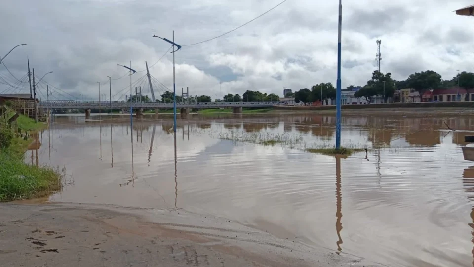 Rio Acre inicia segunda-feira com 12,84 metros e segue abaixo da cota de alerta na capital