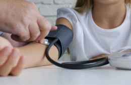 Nova lei torna obrigatória aferição de pressão arterial em consultas pediátricas no Acre