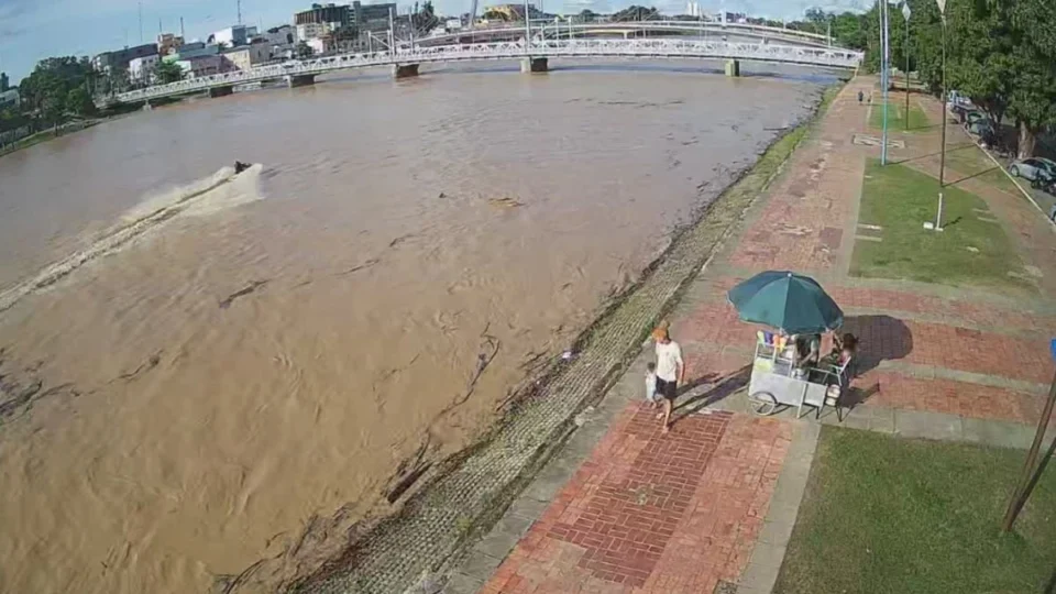 Cheia do Rio Acre deixa famílias desabrigadas após nível atingir 15,14 metros na capital