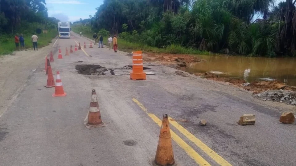 DNIT declara situação de emergência em trecho da BR-364 no Acre após abertura de cratera