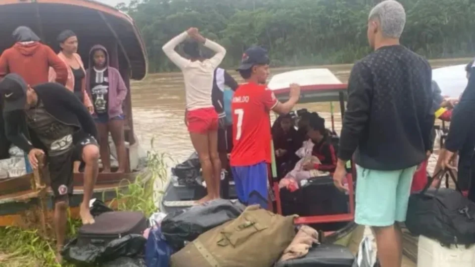 Embarcação com jogadores naufraga em rio no Acre e deixa um desaparecido