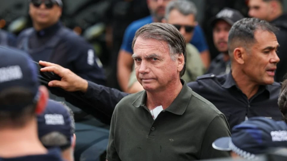 Moraes nega ida de Jair Bolsonaro ao hospital após queda; defesa pede exames urgentes