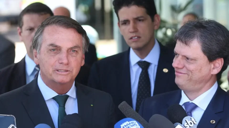 Defesa de Bolsonaro pede ao STF autorização para visita de Tarcísio na Papudinha