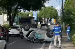 Carro da Águas de Manaus capota e provoca congestionamento em Manaus
