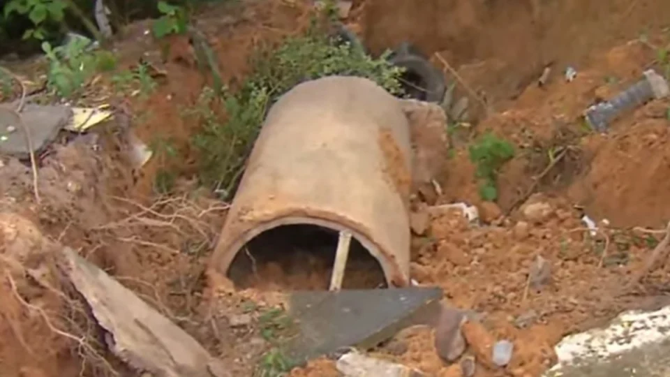Cratera avança e ameaça casas na zona Leste de Manaus após fortes chuvas