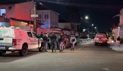Homem tem surto, destrói portão e ameaça explodir a própria casa em Manaus