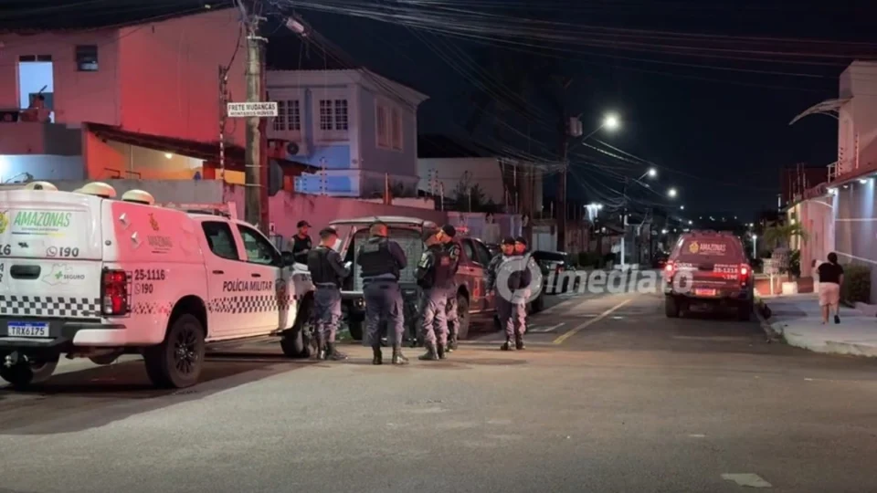 Homem tem surto, destrói portão e ameaça explodir a própria casa em Manaus