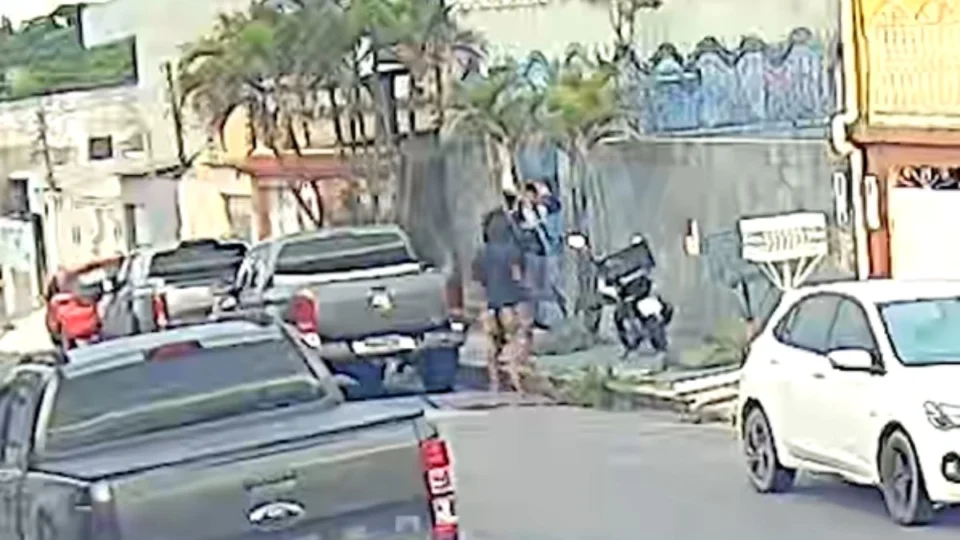 VÍDEOS: Homens armados rendem empresário e família durante invasão em Manaus