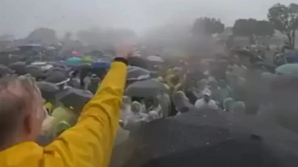 Mulher atingida por raio em ato de Nikolas permanece internada na UTI