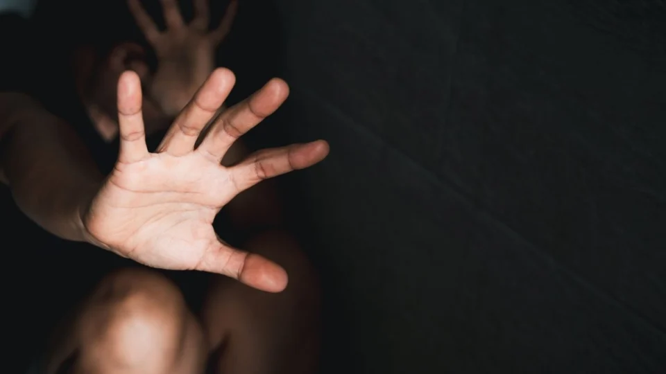 Mulher é presa no Pará suspeita de agredir três filhos com fio elétrico