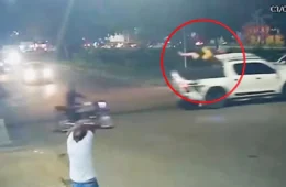 VÍDEO: Picape invade cruzamento e arremessa ocupantes de moto em Manaus