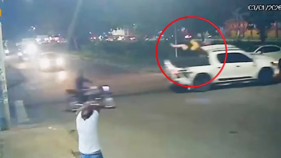 VÍDEO: Picape invade cruzamento e arremessa ocupantes de moto em Manaus