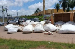 Caminhão com 24 toneladas de açúcar tomba na BR-364 e causa congestionamento em Rio Branco;