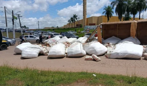 Caminhão com 24 toneladas de açúcar tomba na BR-364 e causa congestionamento em Rio Branco;